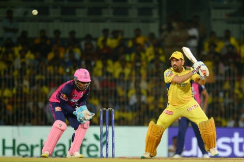 Chennai Super Kings captain M.S. Dhoni (R) came up just short in the final over