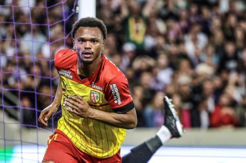 Lois Openda celebrates after scoring for Lens against Toulouse on Tuesday