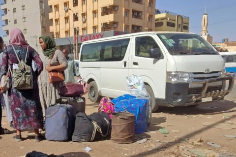Large numbers of Sudanese fleeing the fighting gather in the town of Wadi Halfa bordering Egypt, in a picture from May 4, 2023
