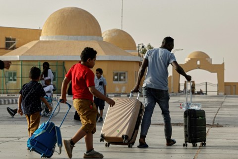 Passengers fleeing war-torn Sudan cross into Egypt 