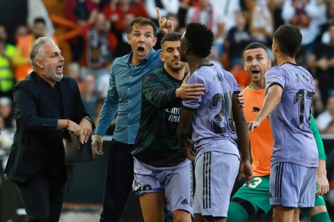 Real Madrid's Brazilian forward Vinicius Junior (3R) confronts Valencia's bench