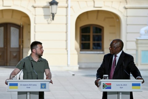 President Volodymyr Zelensky (L) and South African President Cyril Ramaphosa hold a press conference after talks in Kyiv 