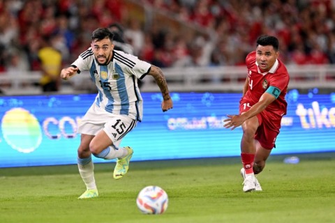Nicolas Ivan Gonzalez and Asnawi Mangkualam Bahar contest the ball during Argentina's 2-0 friendly win over Indonesia in Jakarta