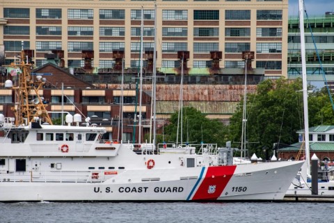 US and Canadian coast guards are looking for the missing submersible