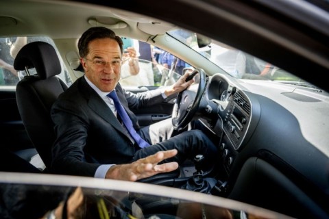 Rutte drove himself to hand his resignation to the king