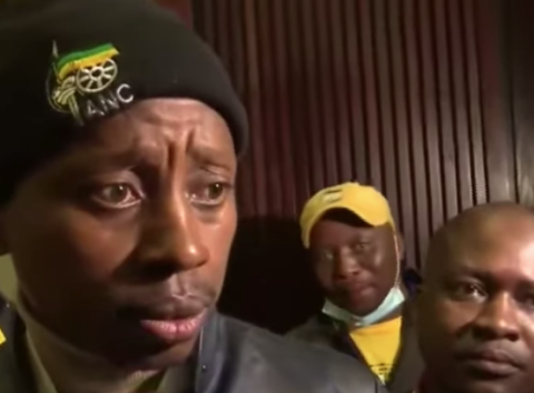'Andile Lungisa nicht berechtigt, ein öffentliches Amt zu ...