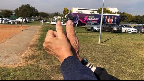 Thumbs_election bus