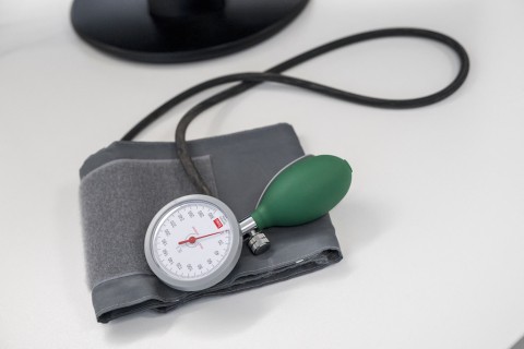 A blood pressure monitor lies on the table in a doctor's surgery. Daniel Vogl/dpa Picture-Alliance via AFP