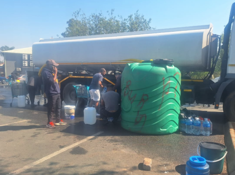 Joburg residents fetching water from a roaming tank. eNCA/Bafedile Moerane