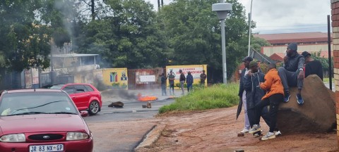 Routes within Alexandra were blocked by burning tyers and other debris /eNCA