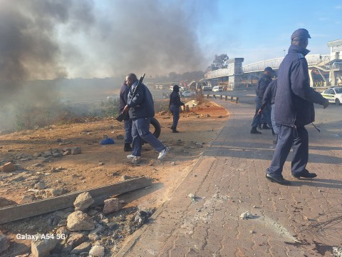 Thembisa residents vow to continue their fiery protest until the Ekurhuleni mayor comes to talk to them. eNCA reporter Bafedile Moerane