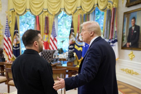 US President Donald Trump (R) speaks with Ukraine's President Volodymyr Zelensky (L) in the Oval Office. AFP/Ukrainian Presidential Press Service