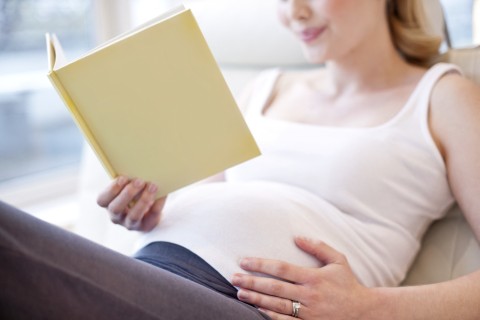 A pregnant woman reading a book. Ian Hooton/Science Photo Library via AFP