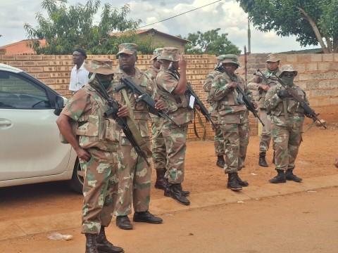 SANDF trifft in Durban ein