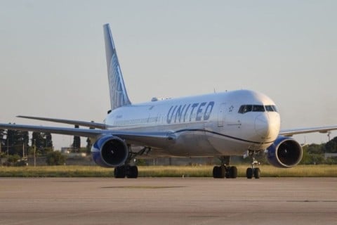 United Airlines Flight 169 Strikes Light Pole and Truck During Newark Landing, Injuring Driver — image 1