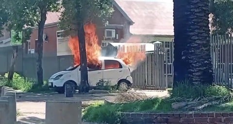 Fahrzeug auf dem Constitutional Hill in Brand gesetzt, während Proteste im ...