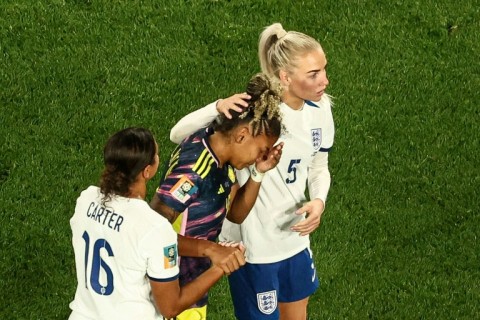 England defender Alex Greenwood (R) comforts Colombia's midfielder Jorelyn Carabali