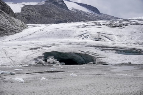 The glacier has lost approximately 2.7 kilometres since the end of the 19th century
