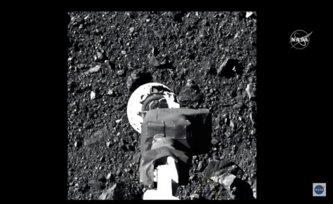 Image de la Nasa pendant l'opération d'échantillonnage du sol de l'astéroïde Bennu par la sonde américaine Osiris-Rex, le 21 octobre 2020
