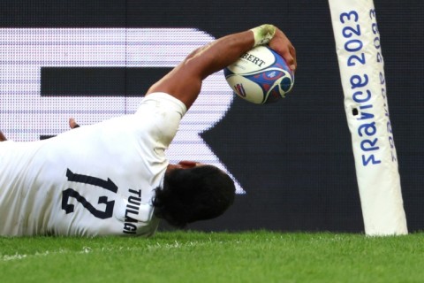 Manu Tuilagi touches down England's opening try against Fiji
