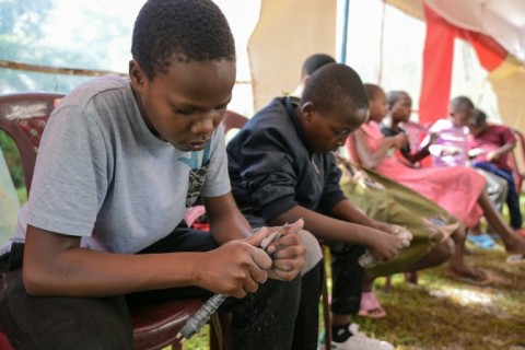 Ong'esa trains young artists and children in stone carving