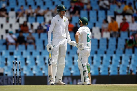 Marco Jansen (L) and Dean Elgar (R) added 111 for the sixth wicket which enabled South Africa to take what proved to be a 163-run first innings lead 