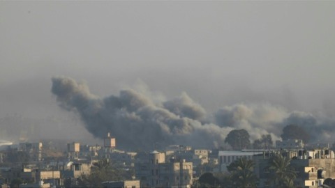 Smoke fills Khan Yunis sky as Israel hammers Gaza's south