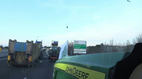 French farmers close 400 km of motorway from Lyon to Spain