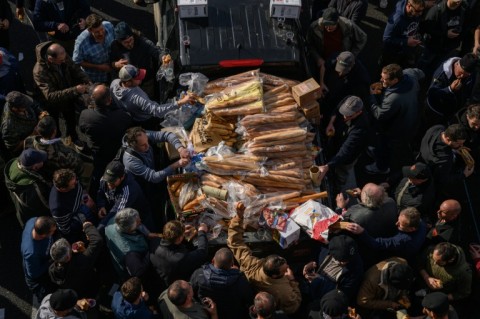 Many groups of farmers held communal meals at their roadblocks