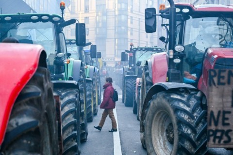 Farmers have blocked the streets with Brussels with hundreds of tractors