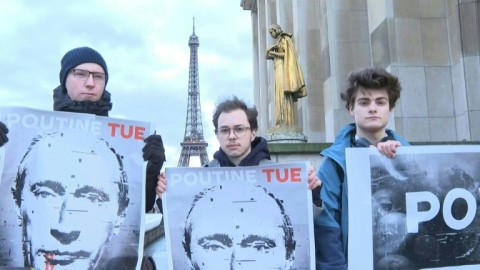 Protesters in Paris rallied for Navalny on Thursday