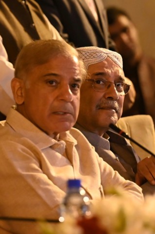 Asif Ali Zardari (R) attends a 2022 press conference in Islamabad with fellow opposition leader Shahbaz Sharif 