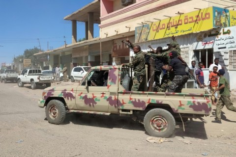 Sudanese soldiers and enroled personnel drive a pick up truck mounted with a machine gun in Gedaref city, Sudan, on January 14, 2024 amid the ongoing conflict