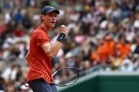 Jannik Sinner showed no sign of struggling from his recent hip injury in the first round