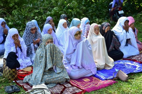 Around a hundred relatives, survivors and supporters gathered at the cemetery of a mosque in Narathiwat province on Friday morning to pray at a mass grave
