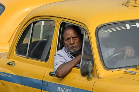 Thousands of Kolkata cabbies are relinquishing their vehicles in line with tough pollution rules