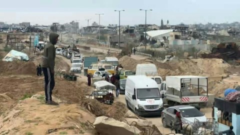 Gazans move to cross Netzarim Corridor as Israeli army due to pullout