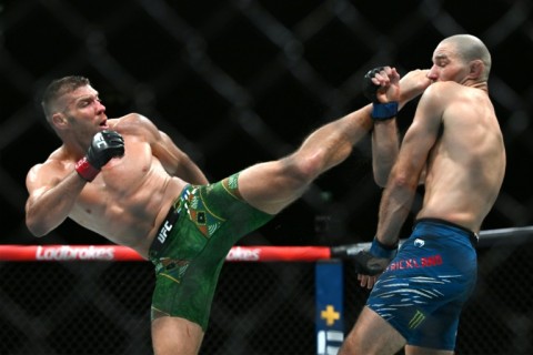 South Africa's Dricus du Plessis (L) and Sean Strickland exchange blows in the UFC middleweight title bout