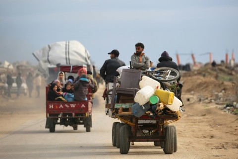Displaced Palestinians make their way back to the northern parts of the Gaza Strip