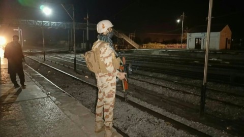 Pakistan: security forces try to free passengers from train siege
