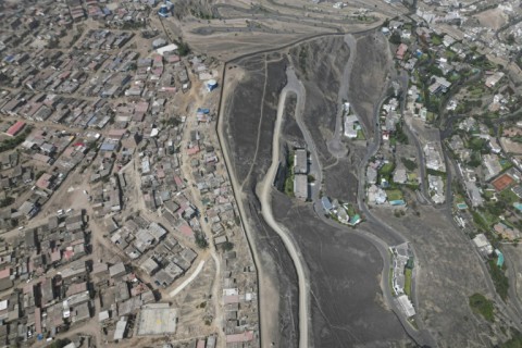 The so-called "wall of shame" divides the outskirts of Lima