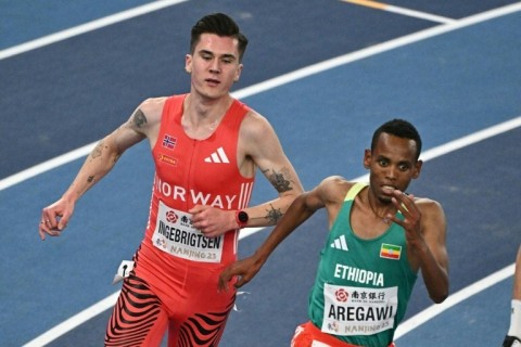 Norway's Jakob Ingebrigtsen (L) edged Ethiopia's Berihu Aregawi over 3,000m to keep his bid for a 1,500m/3,000m double alive