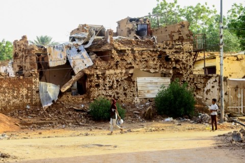 Families have resorted to burying their relatives outside of cemeteries as a result of the war