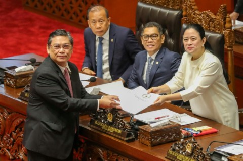 Indonesia's parliament amended a law allowing active-duty military personnel to work in 14 state institutions