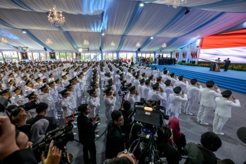 Regional heads taking their oath of office during their inauguration by Indonesian President Prabowo Subianto at the Presidential Palace in Jakarta