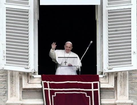 Vatikanflagge nach dem Tod von Papst Franziskus in der Altstadt von ...