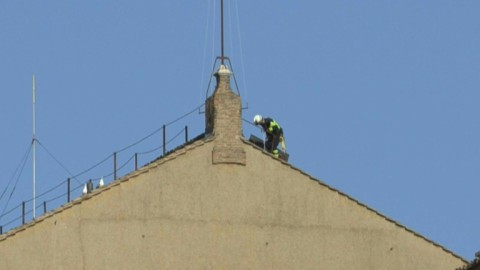 Vatican workers begin installing chimney atop Sistine Chapel for conclave