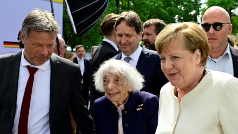Politicians including Germany's Angela Merkel (R) praised Friedlaender's work