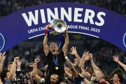 Fans begrüßen die Helden der Champions League von PSG mit einer ...