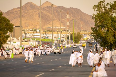Thousands of pilgrims are beginning to gather before dawn around Mount Arafat and the surrounding plain where the Prophet Mohammed is believed to have given his last sermon